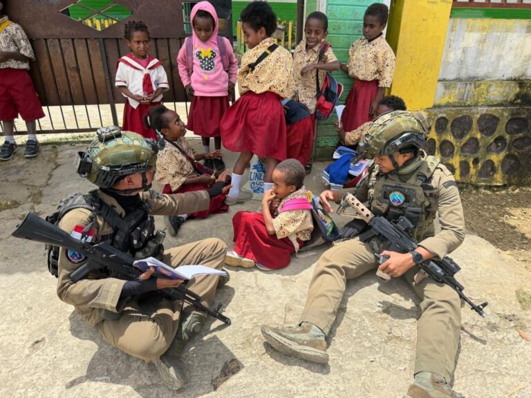 Patroli Dialogis di Paniai, Satgas Operasi Damai Cartenz 2026 Kedepankan Pendekatan Humanis