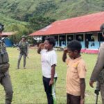Satgas Ops Damai Cartenz 2026 Latih Disiplin dan Karakter Siswa SD Dondobaga di Mulia