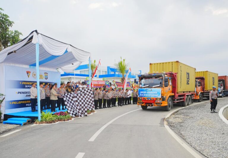 Lepas Bantuan Kemanusiaan 22 Kontainer untuk Korban Bencana Sumatera, Kapolri : Wujud Kehadiran Negara