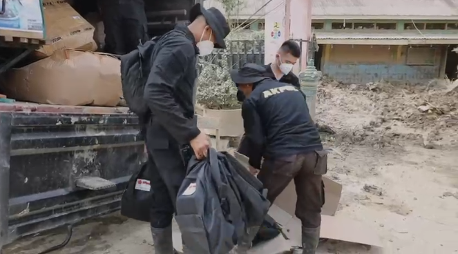 Taruna Akpol Latsitardanus di Aceh Tamiang, Bersihkan Lumpur Pasar hingga Santuni Korban Hanyut