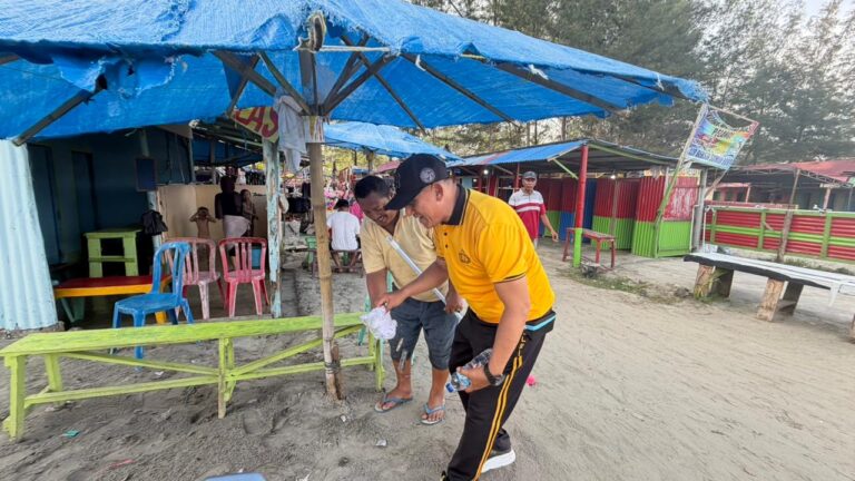 Polsek Teluk Segara Dukung Program ASRI dan GEMPAR lewat Aksi Bersih Pantai Jakat pasca Libur Hari Raya ID