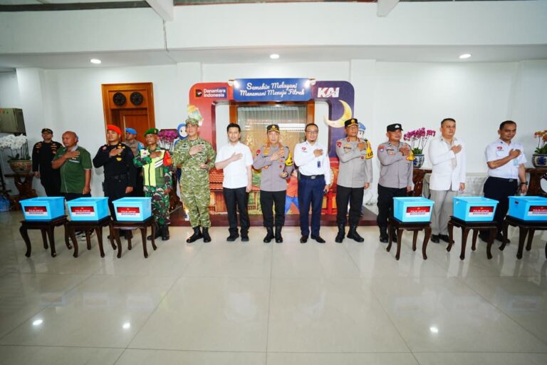 Tinjau Stasiun Surabaya Gubeng, Kapolri Instruksikan Beri Pelayanan Maksimal ke Pemudik