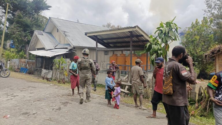 Patroli Humanis di Intan Jaya, Satgas Ops Damai Cartenz Duduk dan Berdialog dengan Warga