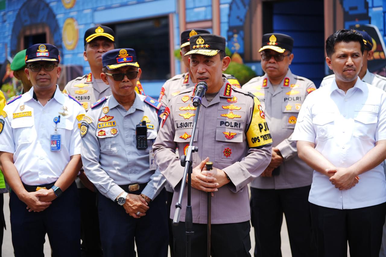 Tinjau Terminal Purabaya, Kapolri ke Sopir Bus: Hati-Hati dan Jaga Keselamatan Pemudik