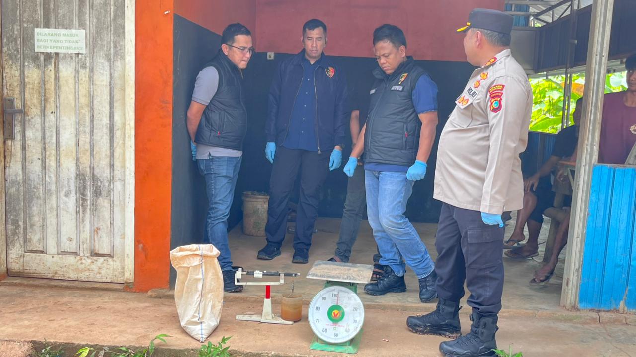 Polri Bongkar Penambangan Ilegal dan Penyelundupan Pasir Timah ke Malaysia, 7 Tersangka Diamankan