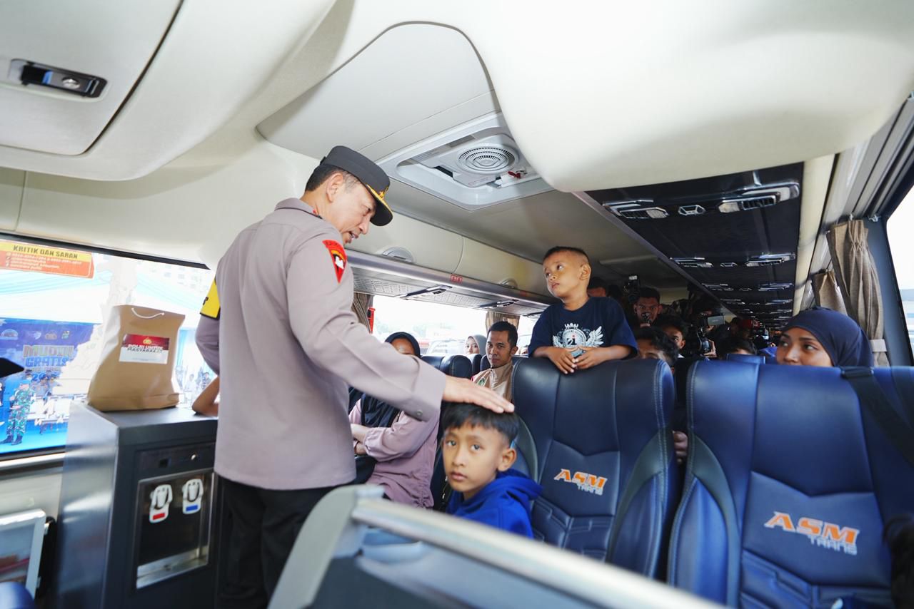 Kapolri Lepas 80 Bus Mudik Gratis, Pastikan Kesiapan Sopir Antar Masyarakat ke Tujuan