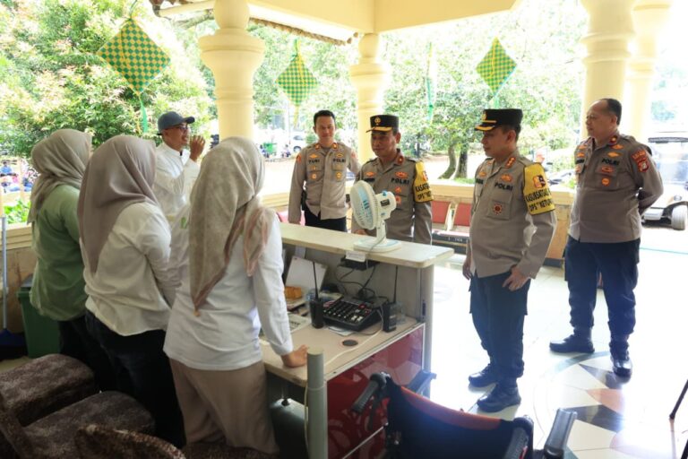 Tinjau Kawasan Wisata Ragunan, Polri Pastikan Keselamatan dan Kenyaman Masyarakat Saat Libur Lebaran