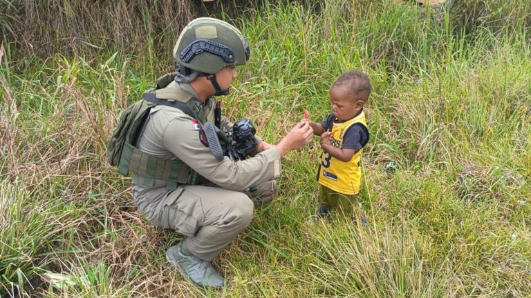 Patroli Satgas Ops Damai Cartenz di Intan Jaya: Interaksi dengan Warga dan Anak-anak di Sugapa