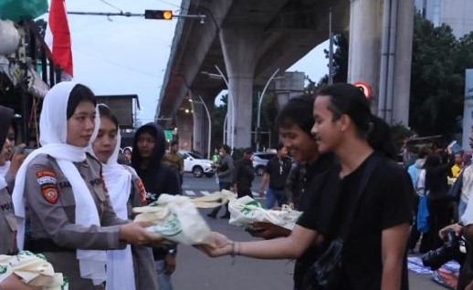 SEJUKKAN RAMADHAN, POLDA METRO JAYA KEDEPANKAN PENDEKATAN HUMANIS DAN TIM SHOLAWAT DALAM PELAYANAN PENYAMPAIAN ASPIRASI MAHASISWA