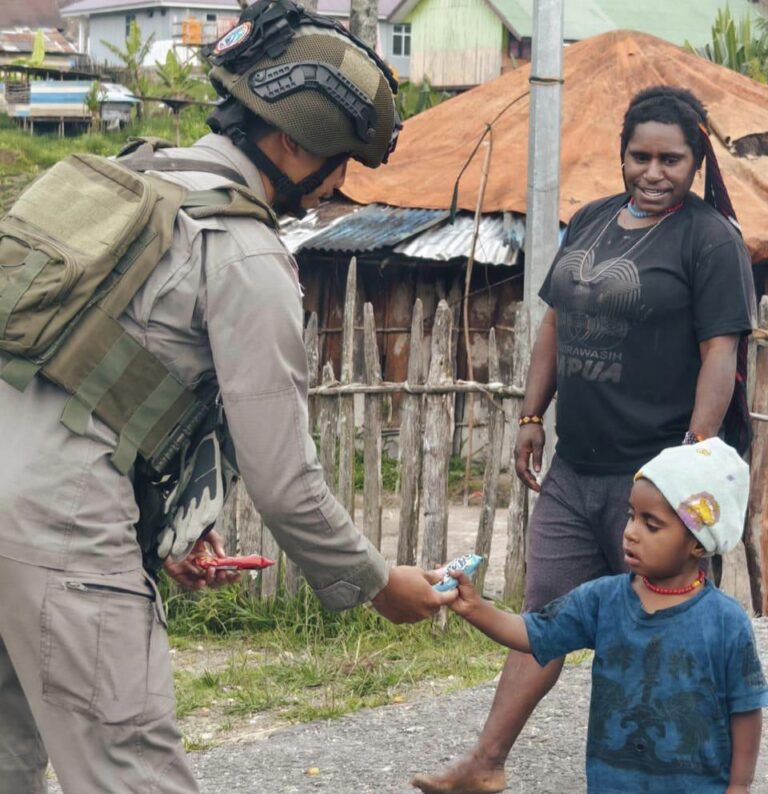 Patroli Humanis Ops Damai Cartenz Hadirkan Senyum dan Rasa Aman bagi Warga Sinak