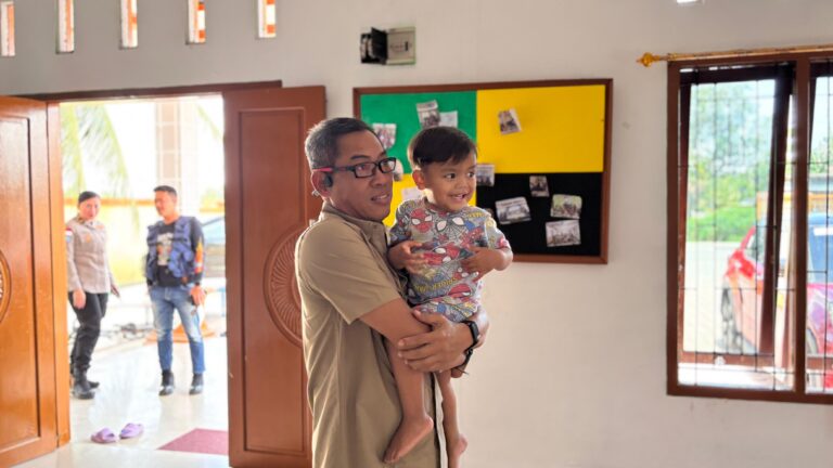 Senyum Anak-Anak Mimika dan Hangatnya Kepedulian Satgas Damai Cartenz