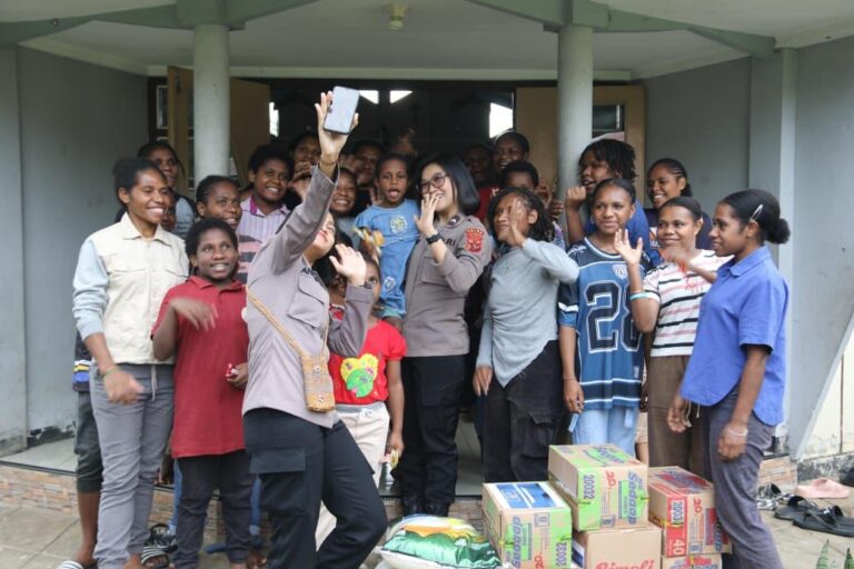 Satgas Ops Damai Cartenz Salurkan Bantuan Sosial, Hangatkan Hati Santri dan Anak Panti di Jayapura