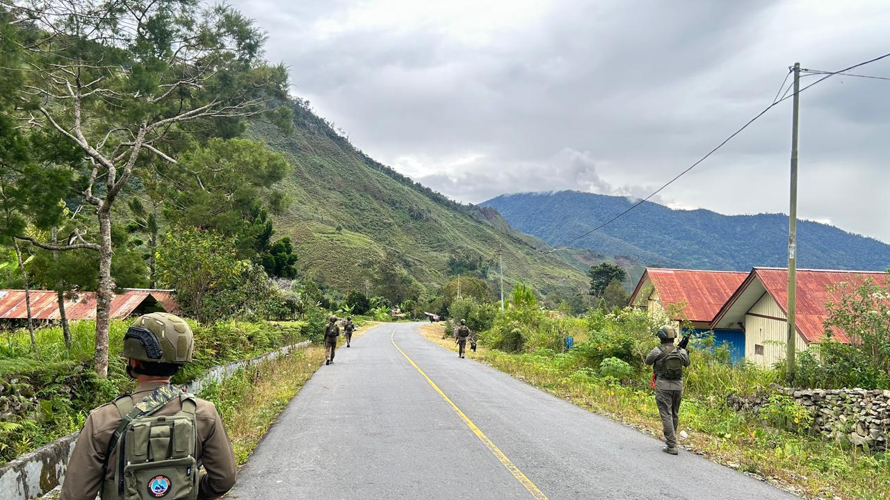 Patroli Humanis di Puncak Jaya : Satgas Damai Cartenz Bangun Kepercayaan Warga dari Kampung ke Kampung