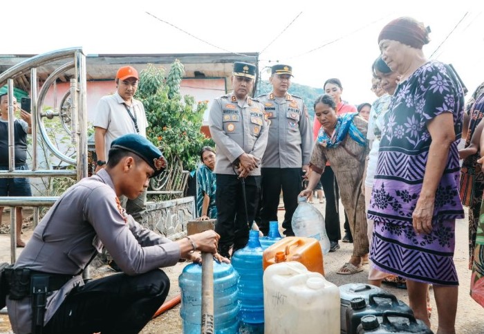 Kapolda Bengkulu Turun Langsung ke Lokasi Banjir Lebong, Kerahkan Water Treatment Atasi Krisis Air Bersih