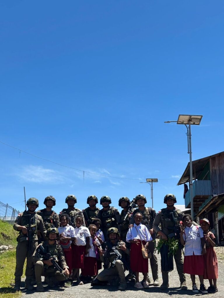 Patroli di Sinak, Ops Damai Cartenz Perkuat Kedekatan dan Rasa Aman Warga