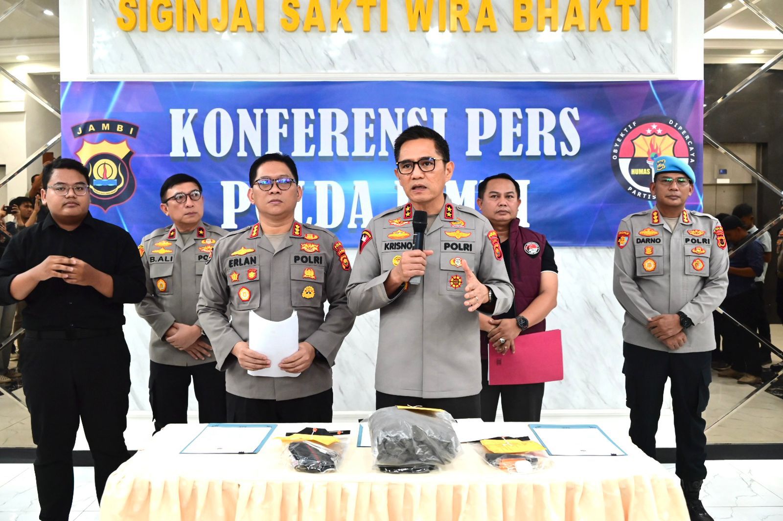 Polda Jambi Gelar Konferensi Pers, DPO Narkotika Berhasil Ditangkap di Tanjab Barat