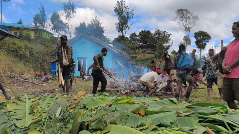 Satgas Ops Damai Cartenz Hadir di Tengah Tradisi Bakar Batu di Sugapa, Bangun Kebersamaan dengan Warga