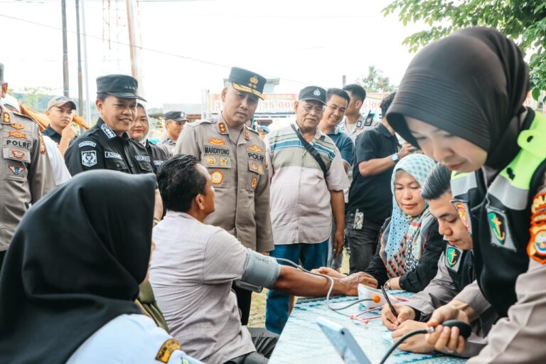 Kapolda Bengkulu Tinjau Posko Tanggap Darurat dan Salurkan Bantuan untuk Korban Banjir dan Longsor di Lebong.