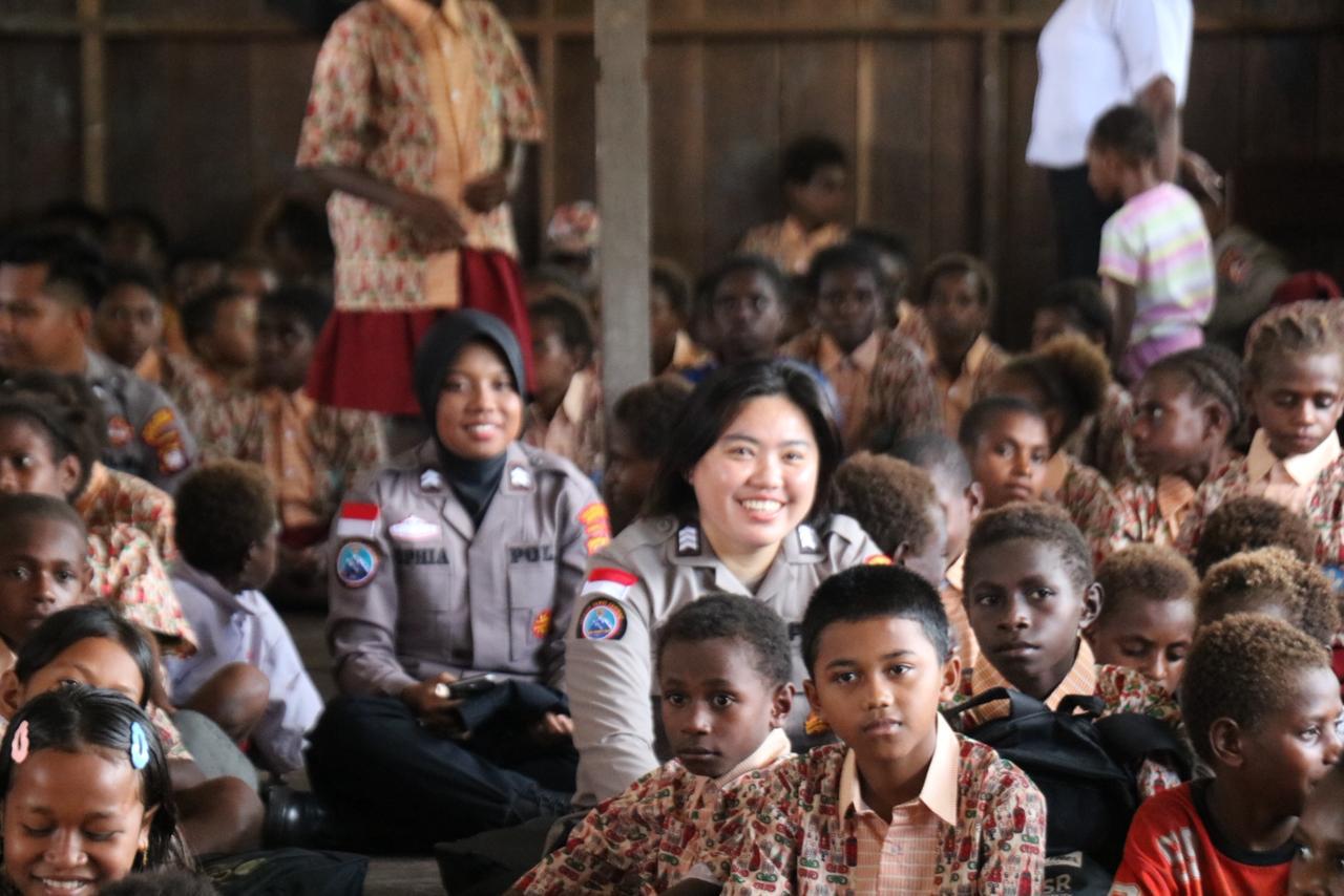 Hadirkan Keceriaan dan Edukasi Bagi Siswa, Satgas Damai Cartenz Gelar Bakti Sosial di SD Negeri Pomako 1