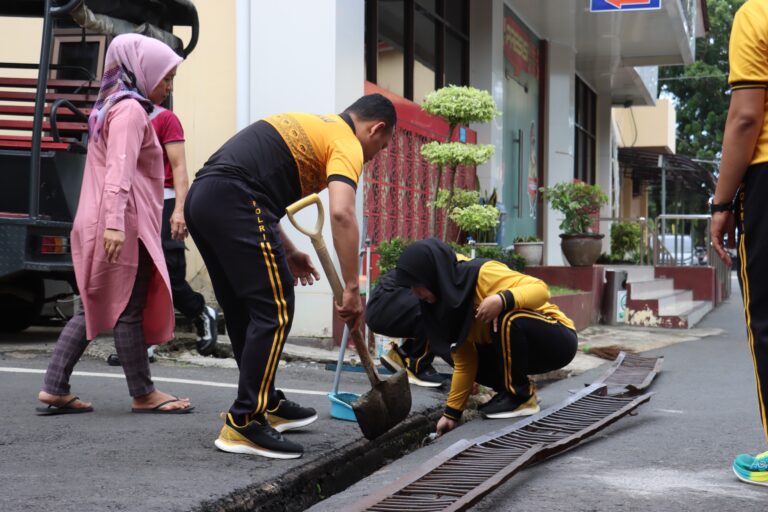 Gerakan Nasional Indonesia Asri  ( AMAN - SEHAT - RESIK - INDAH ) di Polresta Bengkulu