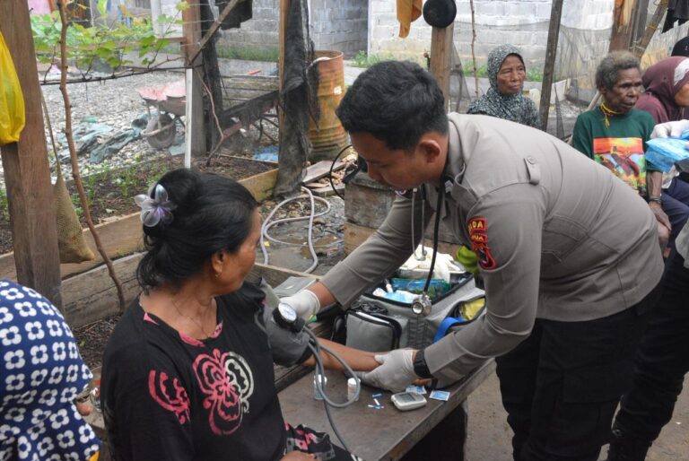 Ops Damai Cartenz Berbagi Kasih, Hadirkan Bantuan dan Pelayanan Kesehatan bagi Warga Pelosok Timika