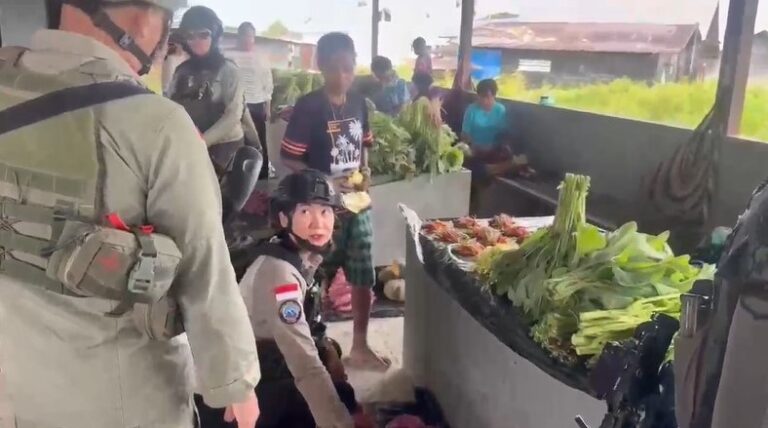 Di Balik Ramainya Pasar Keyabi Nduga, Senyum Mama Papua dan Polwan Damai Cartenz Rajut Rasa Aman dan Nyaman