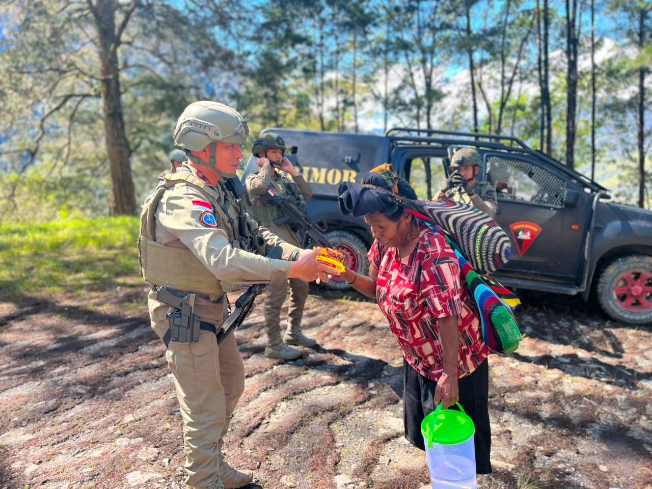 Menyapa dari Jantung Papua, Patroli Humanis Satgas Damai Cartenz Perkuat Kedekatan dengan Warga Ilaga