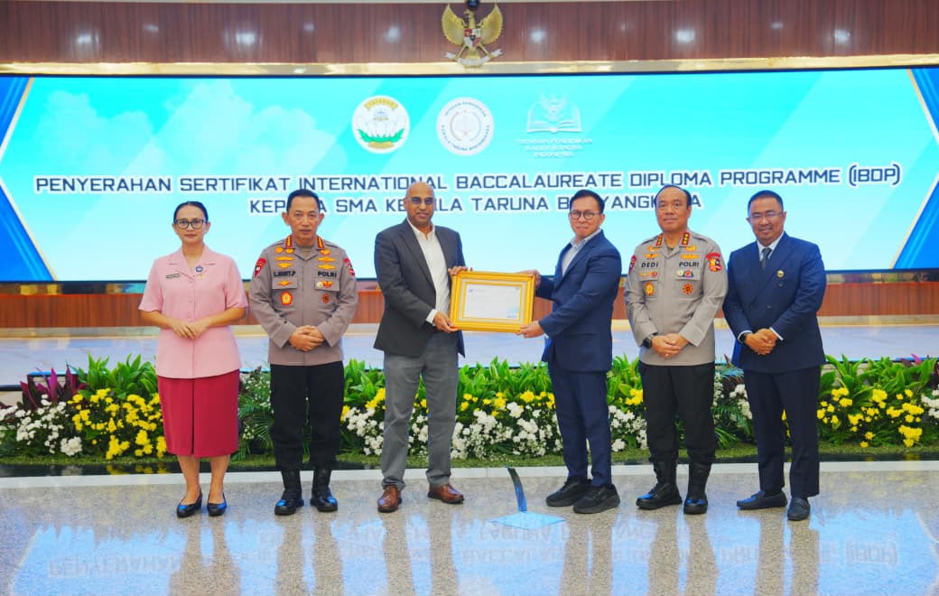 Terima Sertifikat IBDP SMA KTB, Kapolri : Cetak Generasi Muda untuk Wujudkan Indonesia Emas 2045