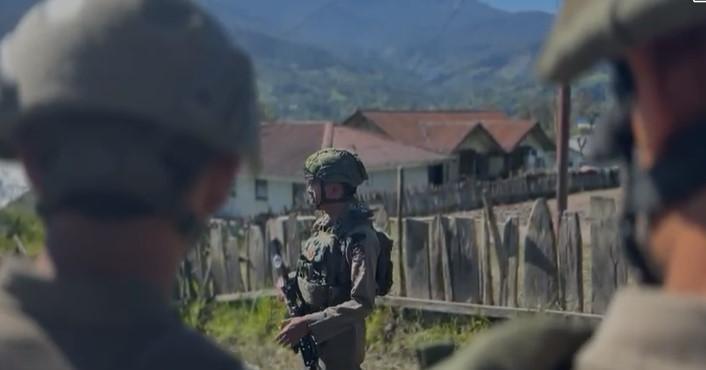 Hadir di Tengah Ketenangan Ibadah, Patroli Satgas Damai Cartenz Jaga Keamanan dan Pererat Kedekatan dengan Jemaat di Sinak