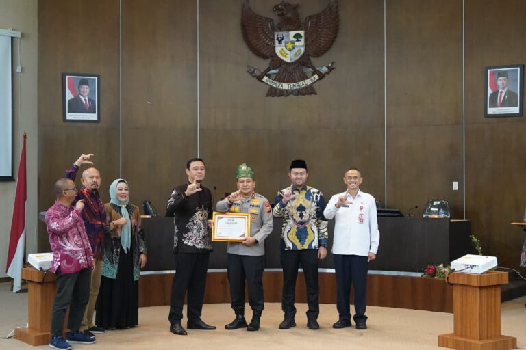Polda Riau Raih Dua Penghargaan Keterbukaan Informasi Publik, Kapolda : Kado Istimewa Hari Bhayangkara ke-80