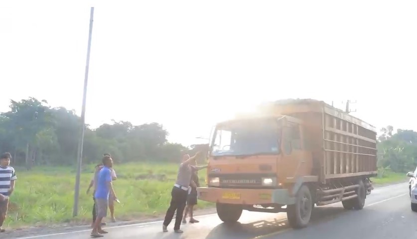 Polisi dan Warga Berhasil Hentikan Truk Rem Blong, Cegah Korban Jiwa di Tulang Bawang